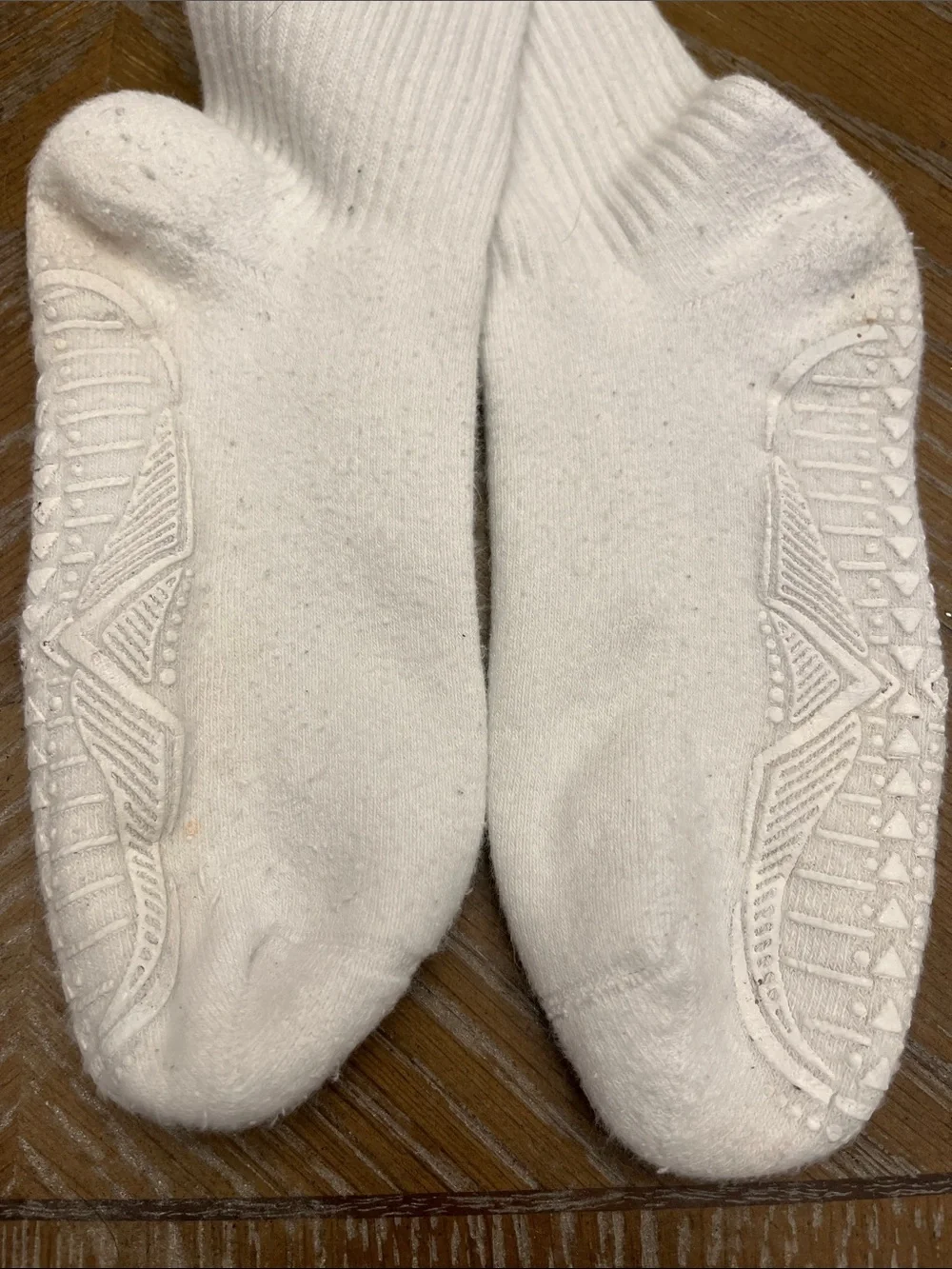 Alo Performance Crew Socks in White with Black Logo Barre Grip Preloved